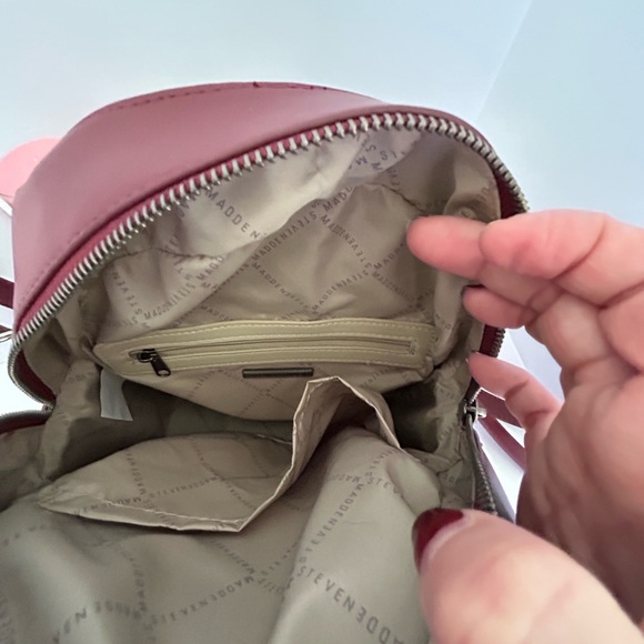 BNWT Steve Madden  Backpack with CC holder,  front pocket and adjustable straps - Picture 7 of 11